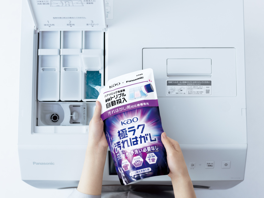 「汚れはがし剤」をタンクにセットしている様子