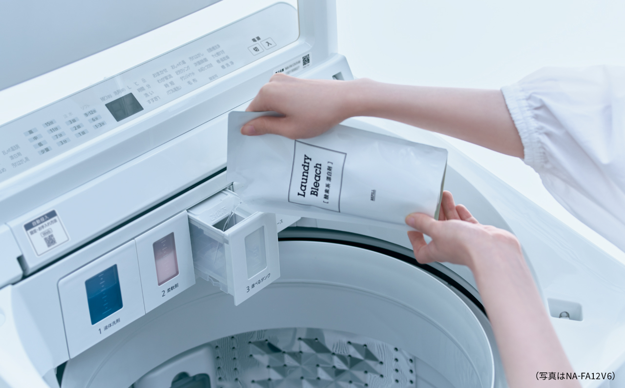 選べるタンクに剤を注いでいる様子　（写真はNA-FA12V6）