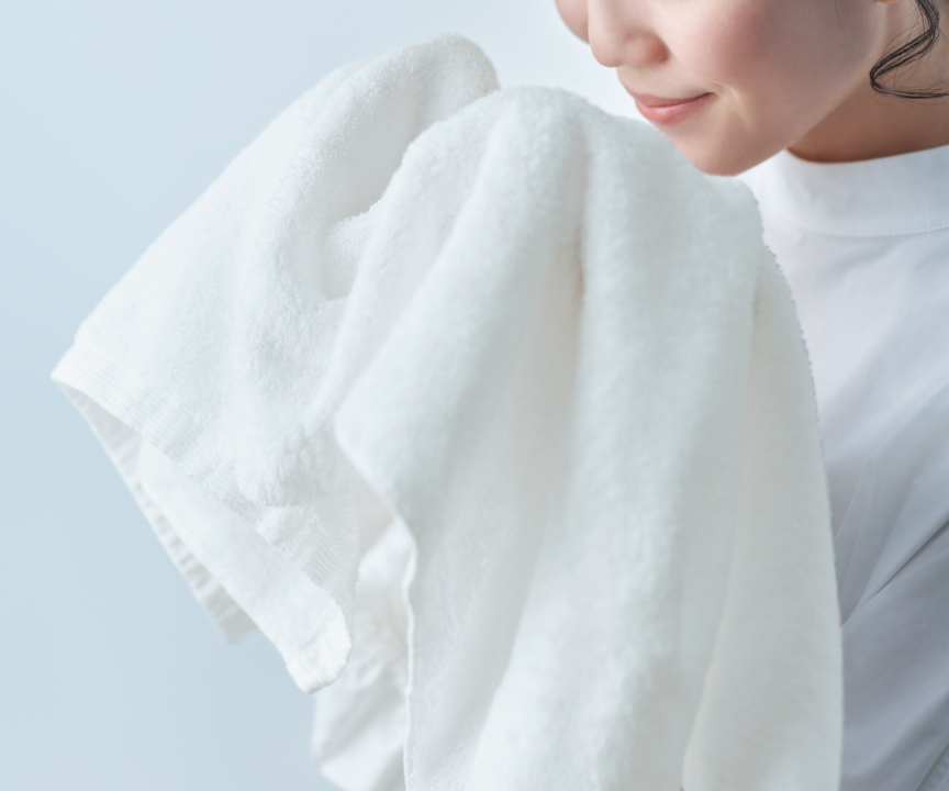 タオルのニオイを嗅いでいる女性