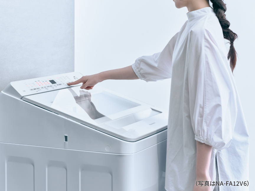 バック操作パネルを操作している様子　（写真はNA-FA12V6）