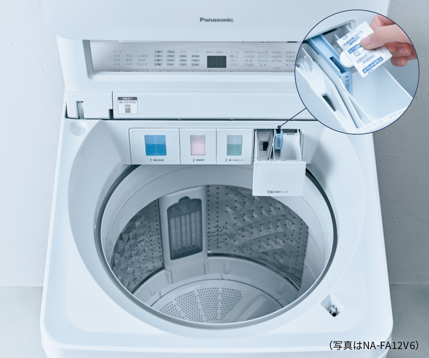 洗濯前に、手動洗剤ケースに「次亜除菌コース専用錠剤」をセットしている様子　（写真はNA-FA12V6）