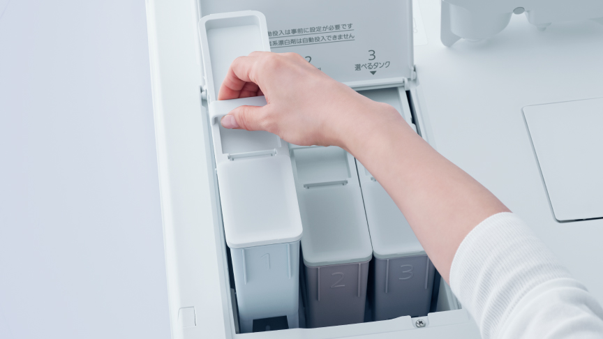 イメージ：取っ手付きのタンクを取り出す様子