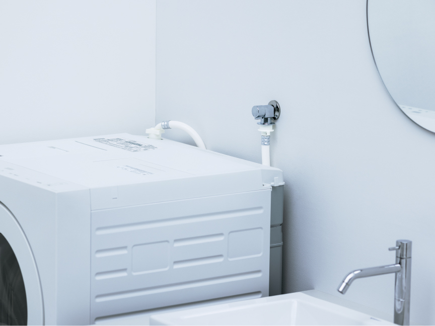 写真：設置イメージ　本体高さが低いから、水栓に当たりにくく設置しやすい