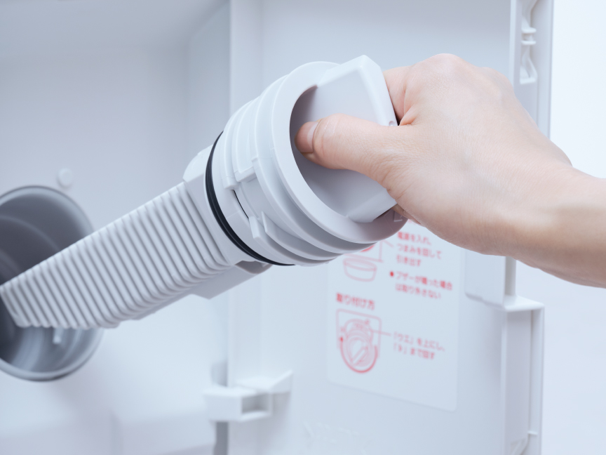 排水フィルターを取り出す様子