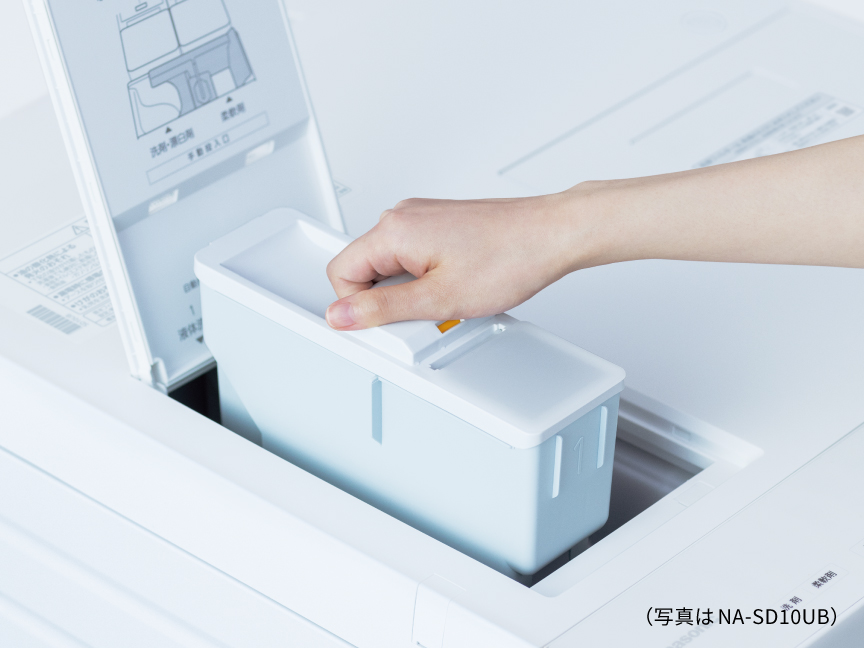 自動投入タンクを取り出している様子