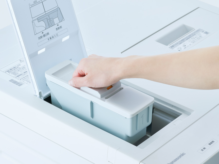 自動投入タンクを取り出している様子