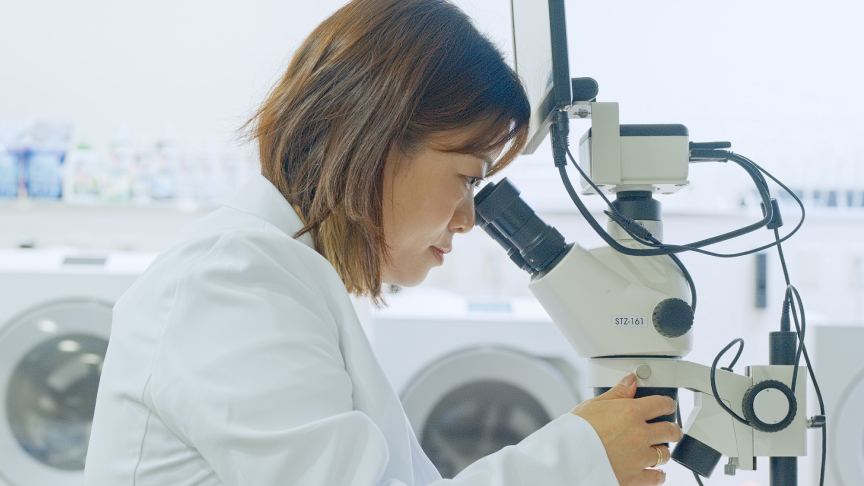 衣類のプロが仕上がりの検証をしている様子