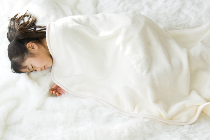 写真：毛布を掛けて寝ている様子