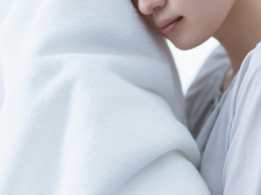 イメージ：タオルのニオイを確認している様子