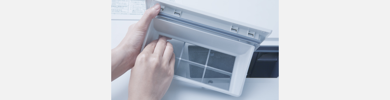 乾燥フィルターを掃除している様子。サッときれいにできる。