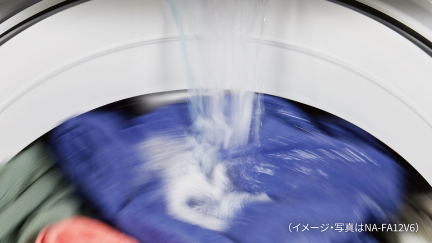 イメージ：泡水をふりかける様子