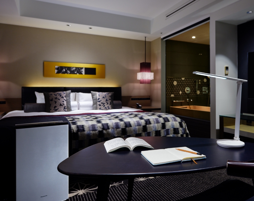 受験生プランPremiumのメインビジュアルです。ホテルの室内にジアイーノとLEDデスクスタンドが設置してあります。