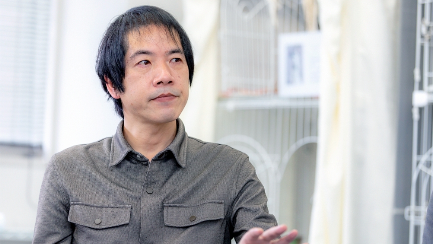 インタビューを受ける増田 宏司教授の画像です。