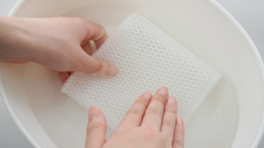 除菌フィルターを手洗いする画像