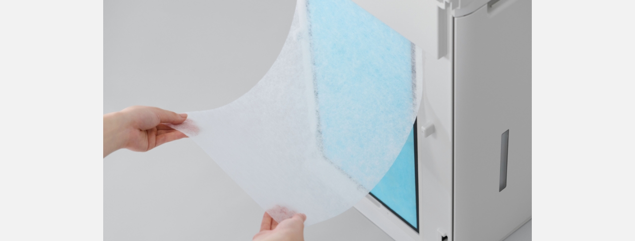 プレフィルターをはがしているようすです。