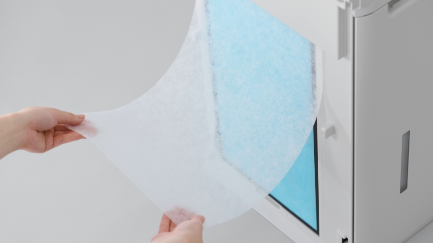 プレフィルターをはがしているようすです。