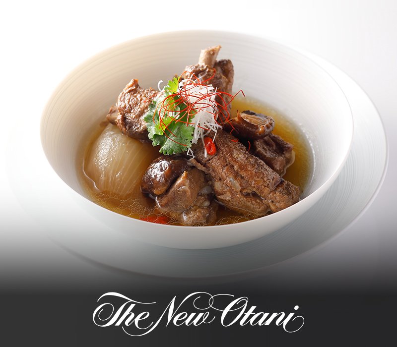 ロゴ「The New Otani」、 写真：風味豊かなエスニックスパイス角煮