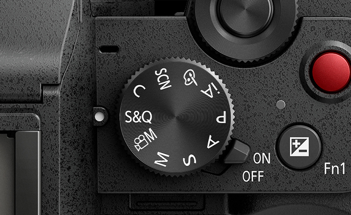 小型軽量・操作性 | DC-G100 | Gシリーズ 一眼カメラ | 商品一覧 