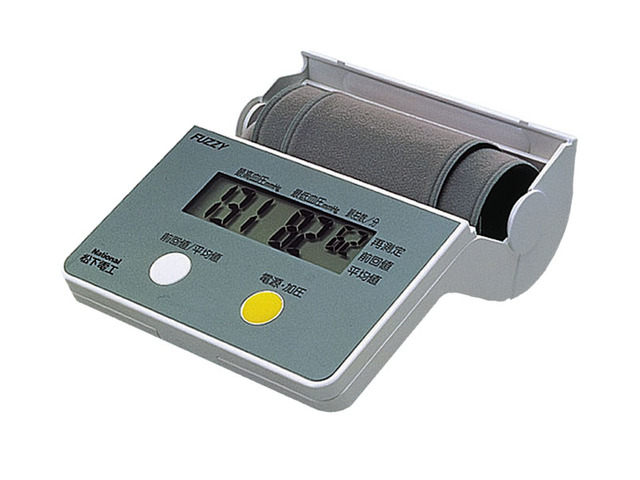 写真：自動血圧計　上腕測定タイプ EW245-W（白）