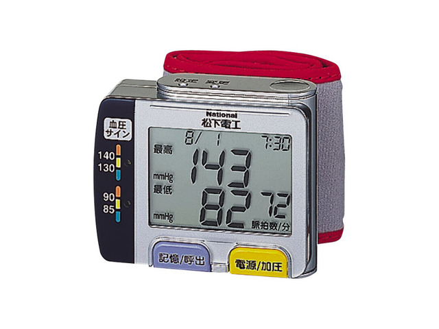 写真：手くび血圧計 EW3032P-S（シルバー調）