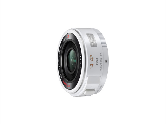 写真：デジタル一眼カメラ用交換レンズ H-PS14042-W（ホワイト）