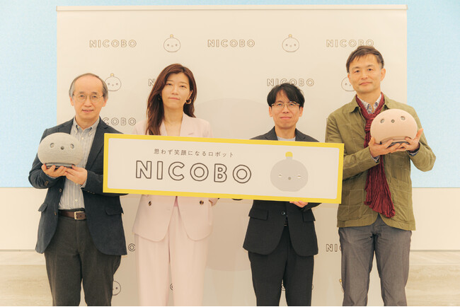 「NICOBOが描く人との共棲にむけた次の展開」発表会を開催！ヒコロヒーさんをゲストにお迎え！『思わず笑顔になるロボット　NICOBO』と触れ合い「一緒に家で飲みたい」と熱く語る場面も