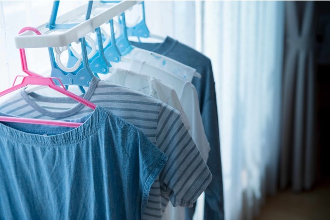 【衣類を大切に長く着るためにも、正しい衣類ケアを】梅雨時に気になる洗濯物のニオイ。約8割は「部屋干し臭」が不快～家事アドバイザーが解説！洗濯から次に着るまで、正しい衣類ケア法～